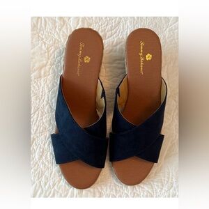 Tommy Bahama Navy and Beige Slides 9.5